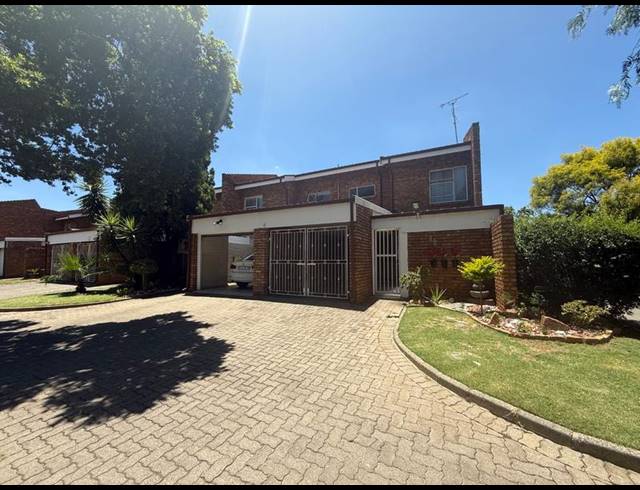 3 BEDROOM TOWNHOUSE FOR SALE IN FLORA GARDENS